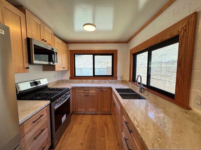 Building Photo - 8220 Edison Dr