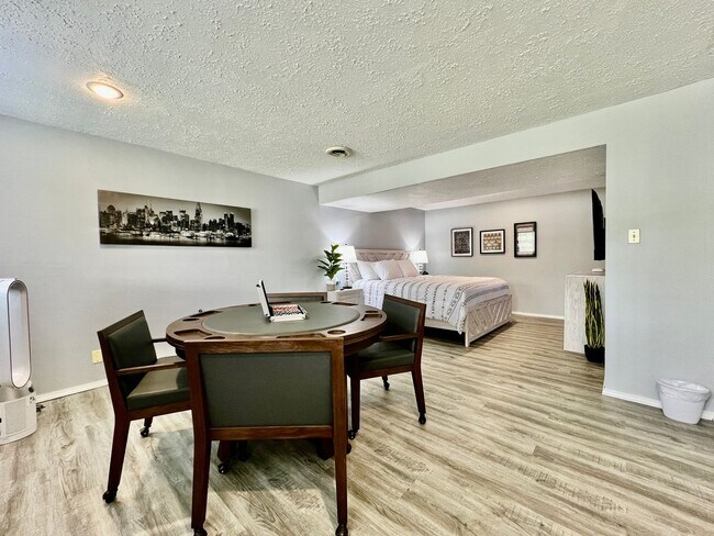 Building Photo - 6631 Pin Oak Ct