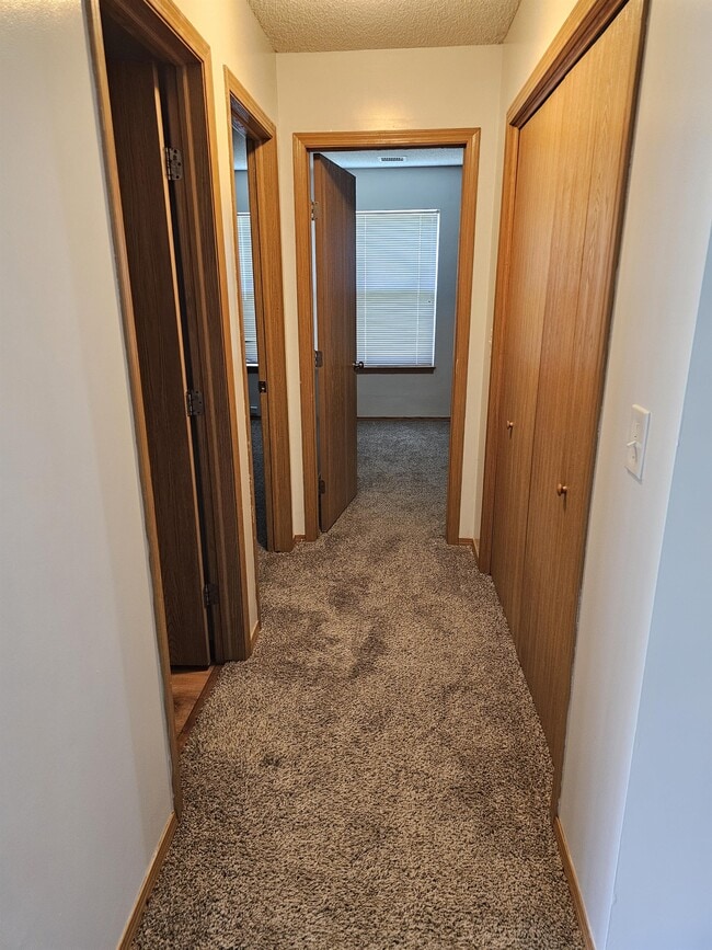 Building Photo - 726 Highland Ridge Dr