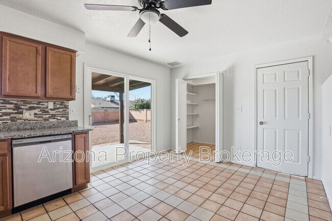 Building Photo - 3635 E Beverly Ln