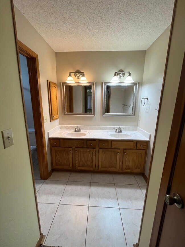 Building Photo - 3945 Balsam Dr