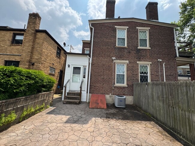 Building Photo - Available NOW! 3 Bed 2 Full Bath Townhome ...