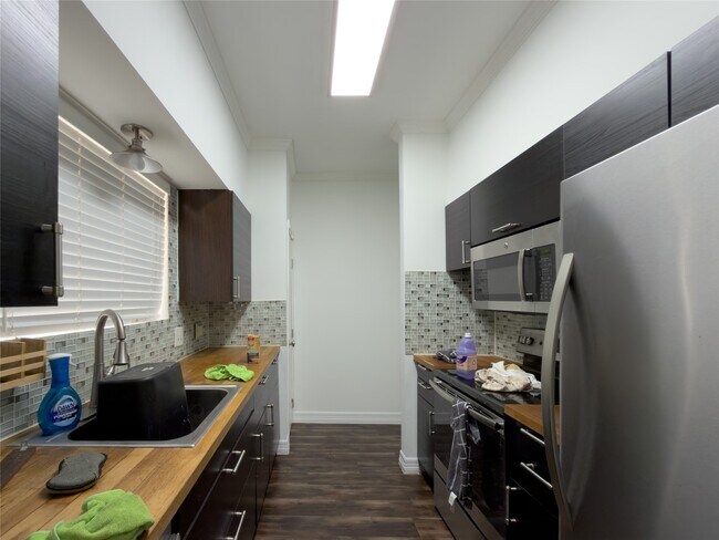 Building Photo - 6500 Harbor Town Dr