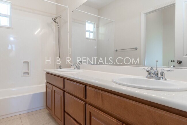 Building Photo - 521 S Altura Ct