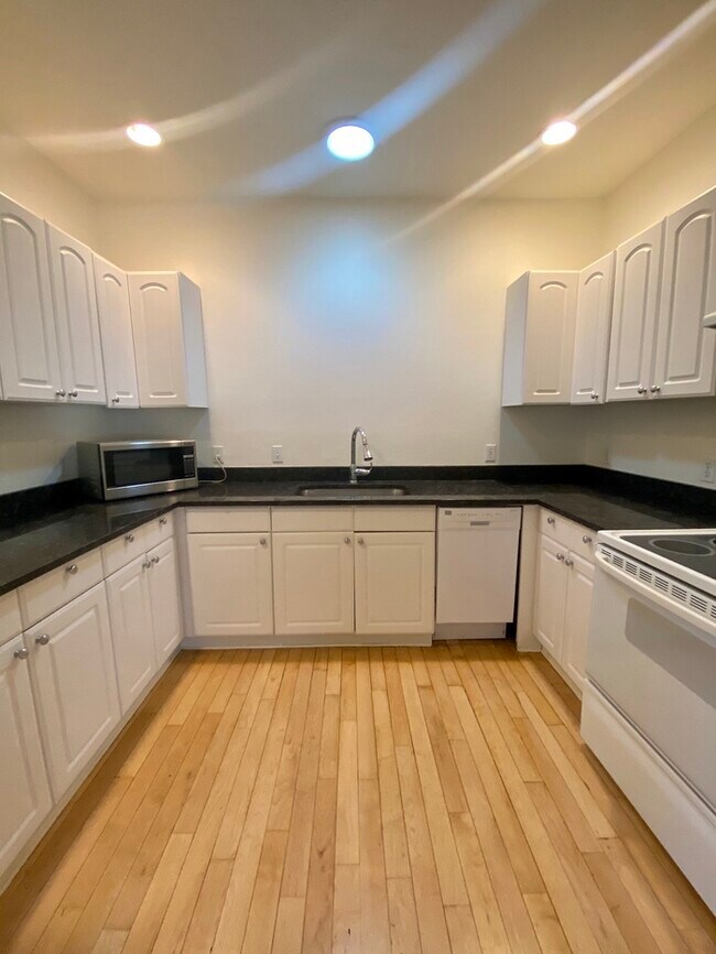 Building Photo - For Rent