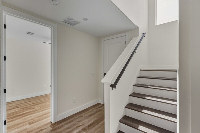 Building Photo - Luxurious 3 Bedroom Condo with Spacious La...