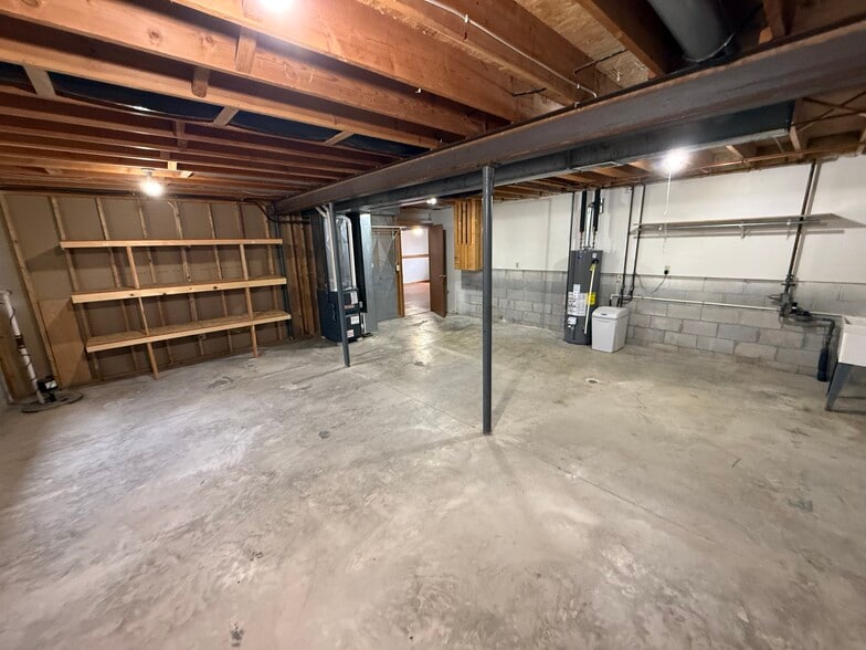 Basement utility/storage - 1350 Sunnydale Cir