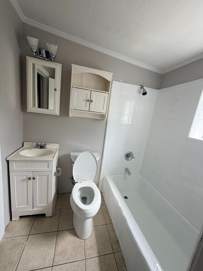 Building Photo - New Listing! - Great opportunity in Little Rock!