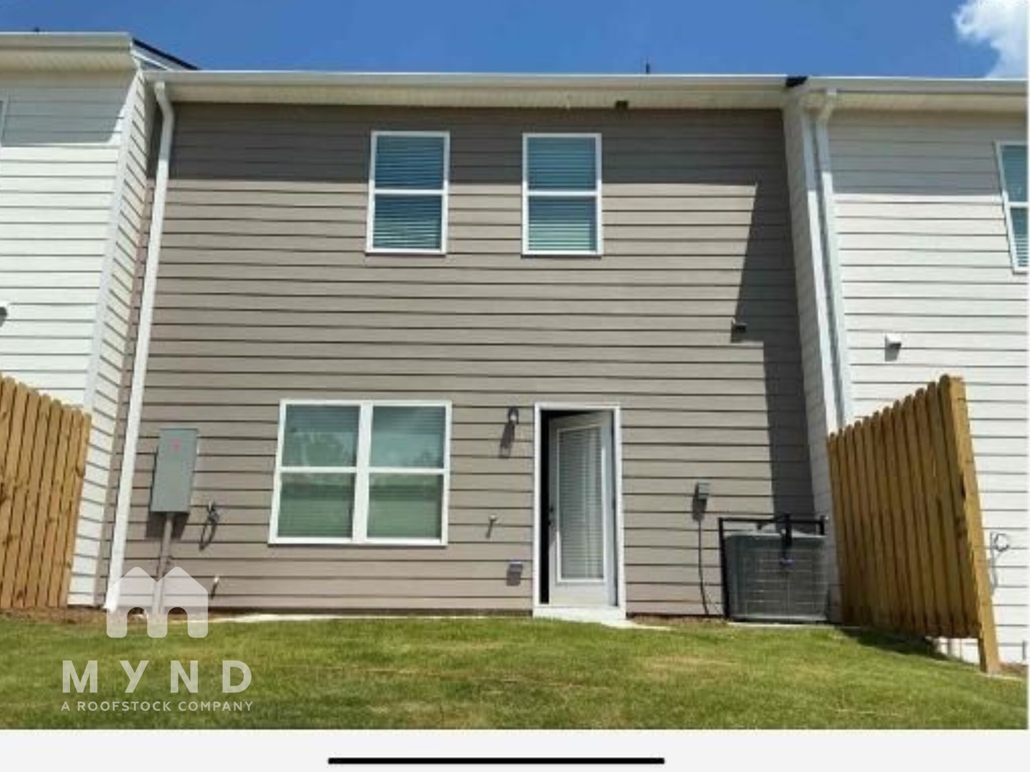 Building Photo - 405 Camrose Ave