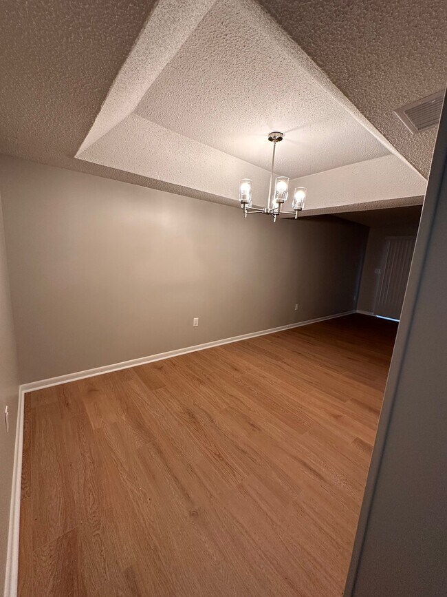 Building Photo - 102 Briarview Cir