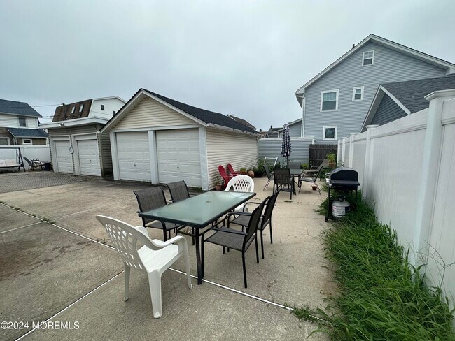 Building Photo - 117 18th Ave