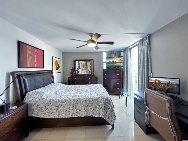 Building Photo - 3701 N Country Club Dr