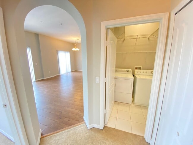 Building Photo - Newly Listed 2/2 in a Beautiful Community!