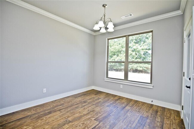 Building Photo - 207 Alder St