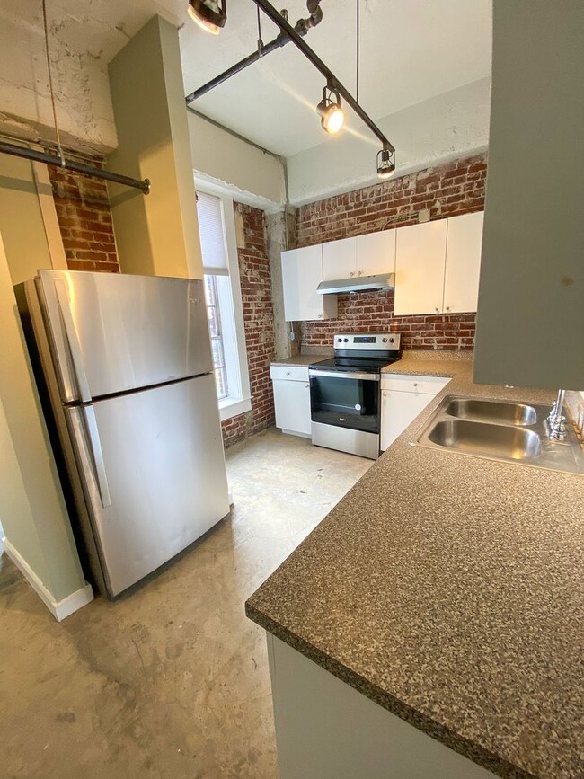 Building Photo - Loft Apartment downtown overlooking Auto Z...