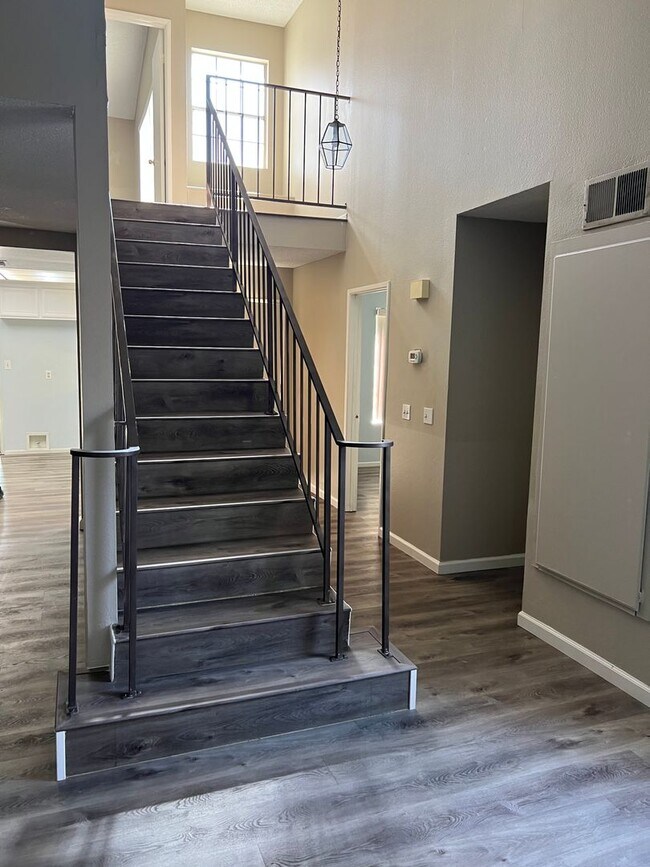 Building Photo - Spacious 2 bedroom condo with garage