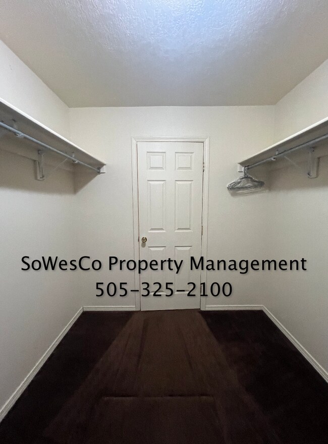 Building Photo - Large Home on West Side of Town