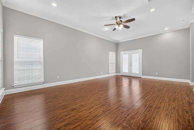 Building Photo - 10310 Chevy Chase Dr