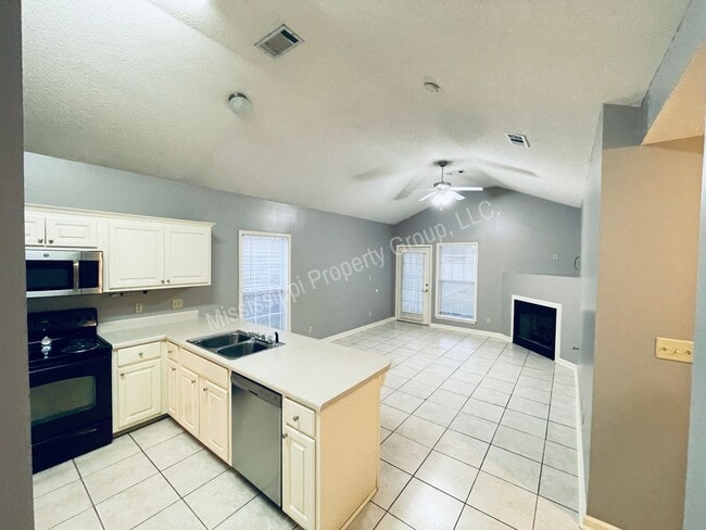 Building Photo - For Rent - 3BR/2BA + Garage