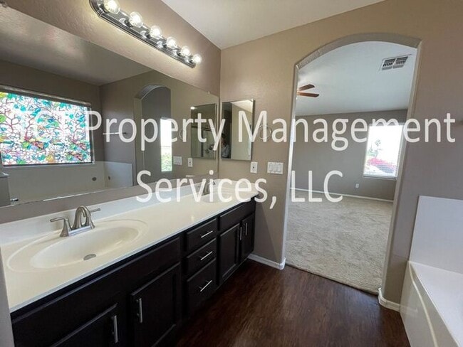 Building Photo - Updated 4 Bedroom on Corner Lot!