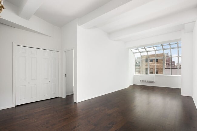 Building Photo - 310 E 46th St