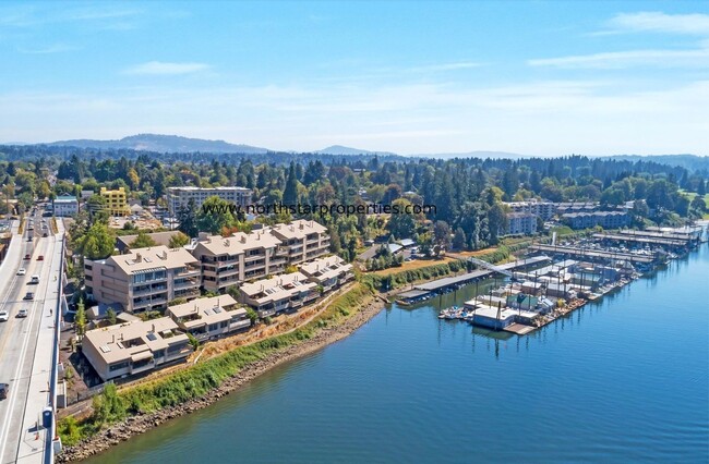 Building Photo - Stunning Riverfront Townhome in Sellwood