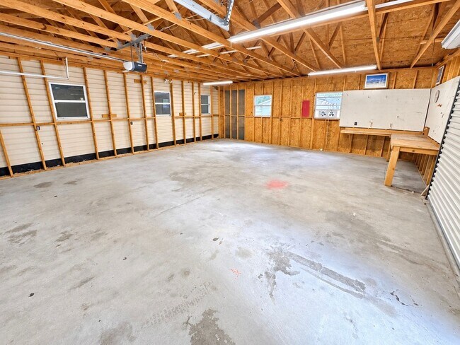Building Photo - 554 S Main St