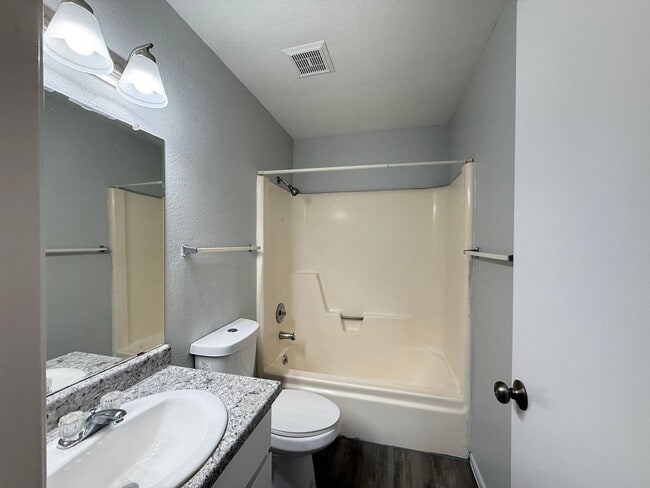 Building Photo - Renovated Glendale 3 Bedroom Condo with New Flooring