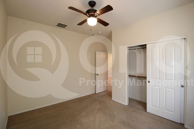 Building Photo - 995 E Blue Spruce Ln