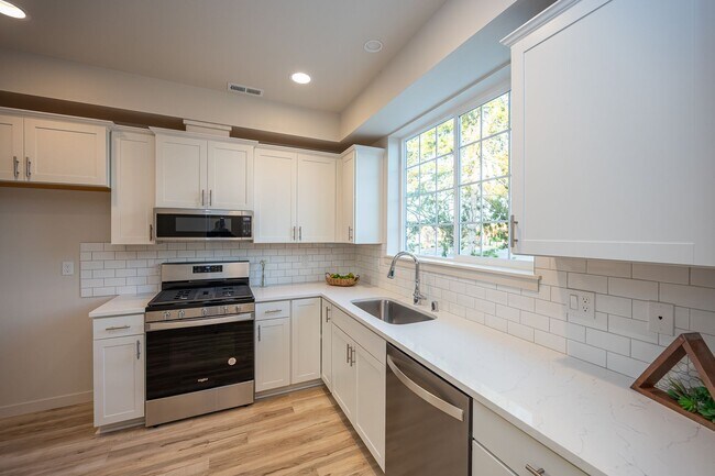 Building Photo - Move in Special! Carefree living in vibrant downtown Puyallup!