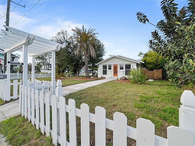 Building Photo - "Charming 3-Bed Oasis in Tampa with 2 Full Baths & 1650 Sq Ft of Comfort!"