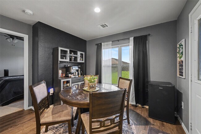 Building Photo - 20815 Acorn Valley Dr