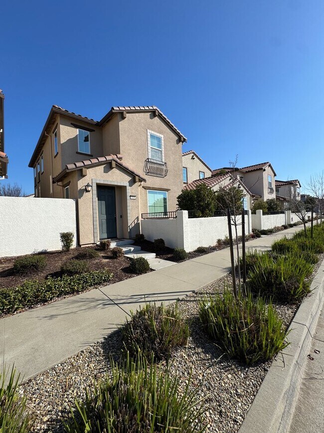 Building Photo - 3 Bed / 2.5 Bath Solar Home with Patio – Roseville – Available Now SEE VIDEO