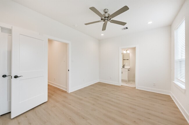 Building Photo - 3032 Gray St