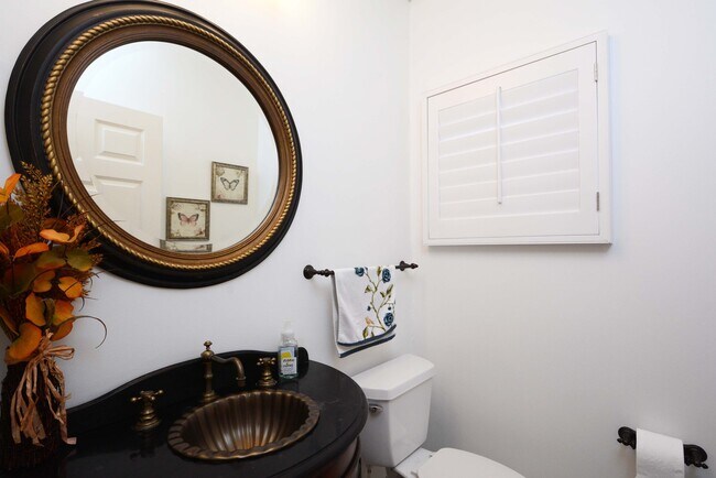 Building Photo - 2-Bed, 3-Bath Townhouse in a Great Location!