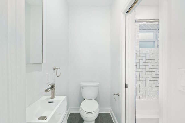 Building Photo - 4300 Larchwood Ave