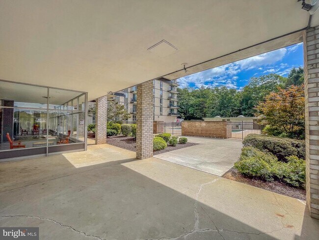Building Photo - 3245 Rio Dr