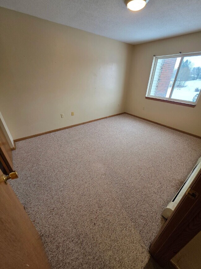 Building Photo - 3 Bedroom | 2 Bathroom 2nd Floor Unit in Oelwein AVAILABLE SOON!