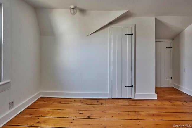 Building Photo - 16 Oak St