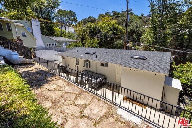 Building Photo - 8876 Wonderland Ave