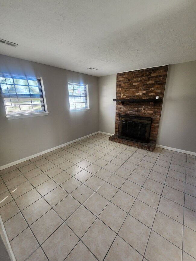 Building Photo - Lovely 4 bedroom 2 full bath bi-level home with large garage