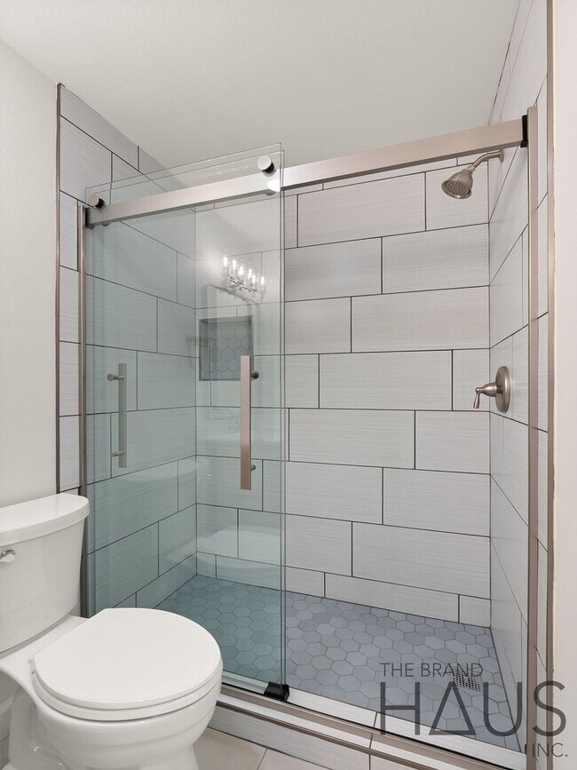 Building Photo - Two Primary Bedrooms, Pool, & Air Conditio...