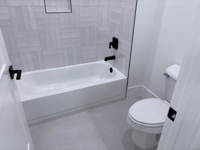 Building Photo - Beautiful 5 bed 4 bath home in Desert Canyon