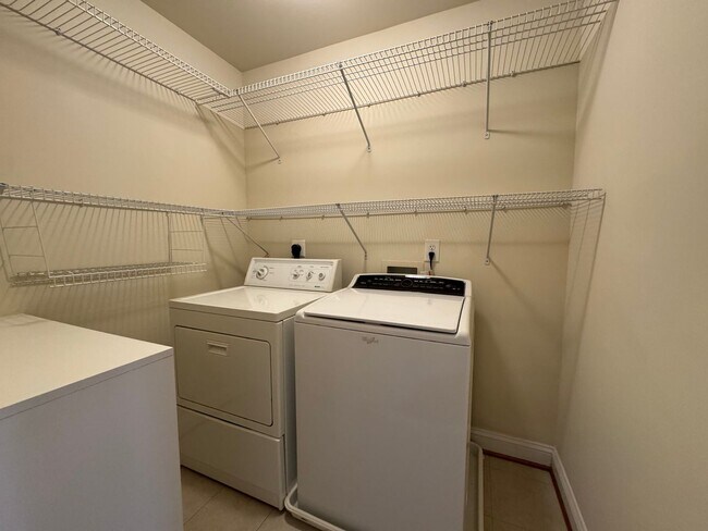 Building Photo - Gorgeous 4 Bed 3 Bath End Unit Brick Townh...