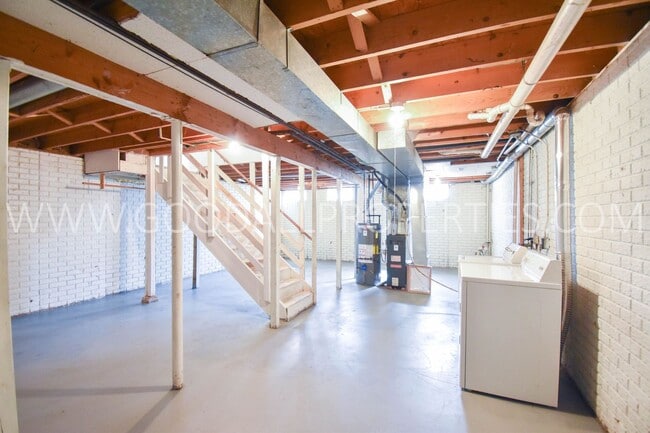 Building Photo - 2 Bedroom 1 bath duplex with unfinished basement near Merle Hay Mall