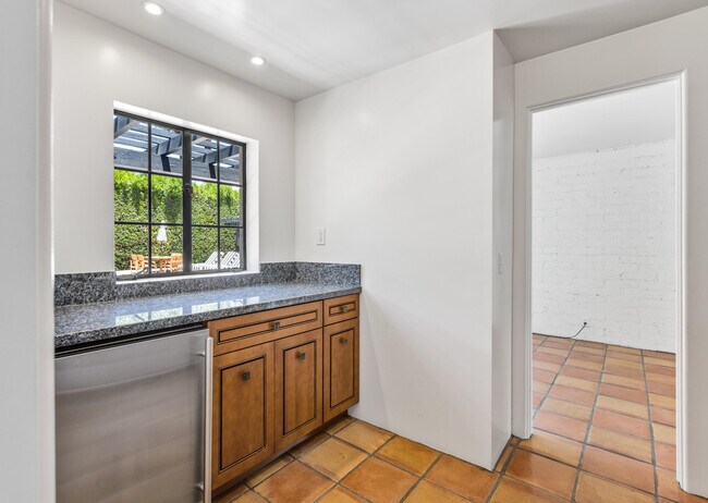 Building Photo - 839 N Avenida Olivos