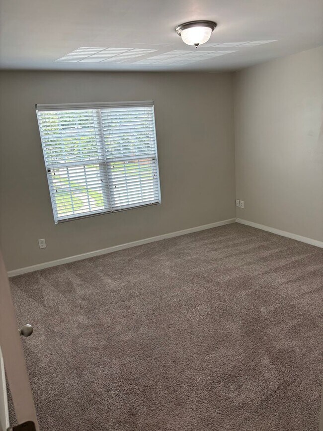 Building Photo - Four Bedroom Home In Mineral Springs/Unive...