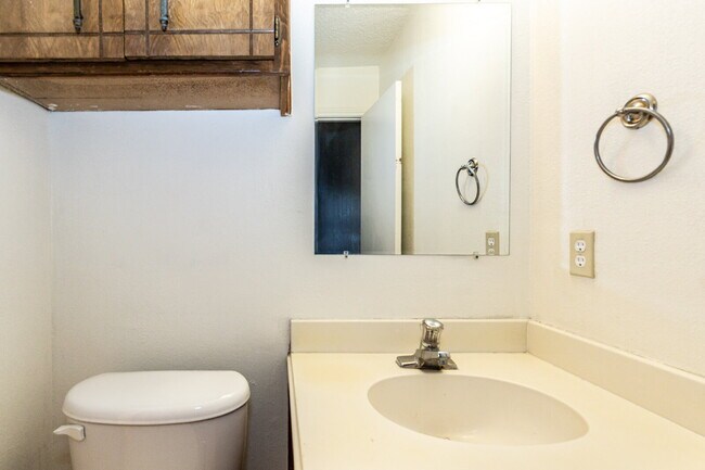 Building Photo - 2 Bedroom 2 Bathroom Duplex