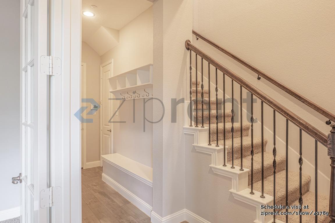 Building Photo - 527 W Royal Ln