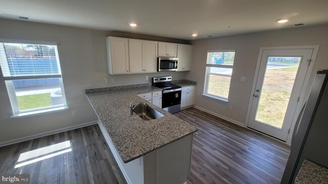 Building Photo - 102 Sycamore Ln